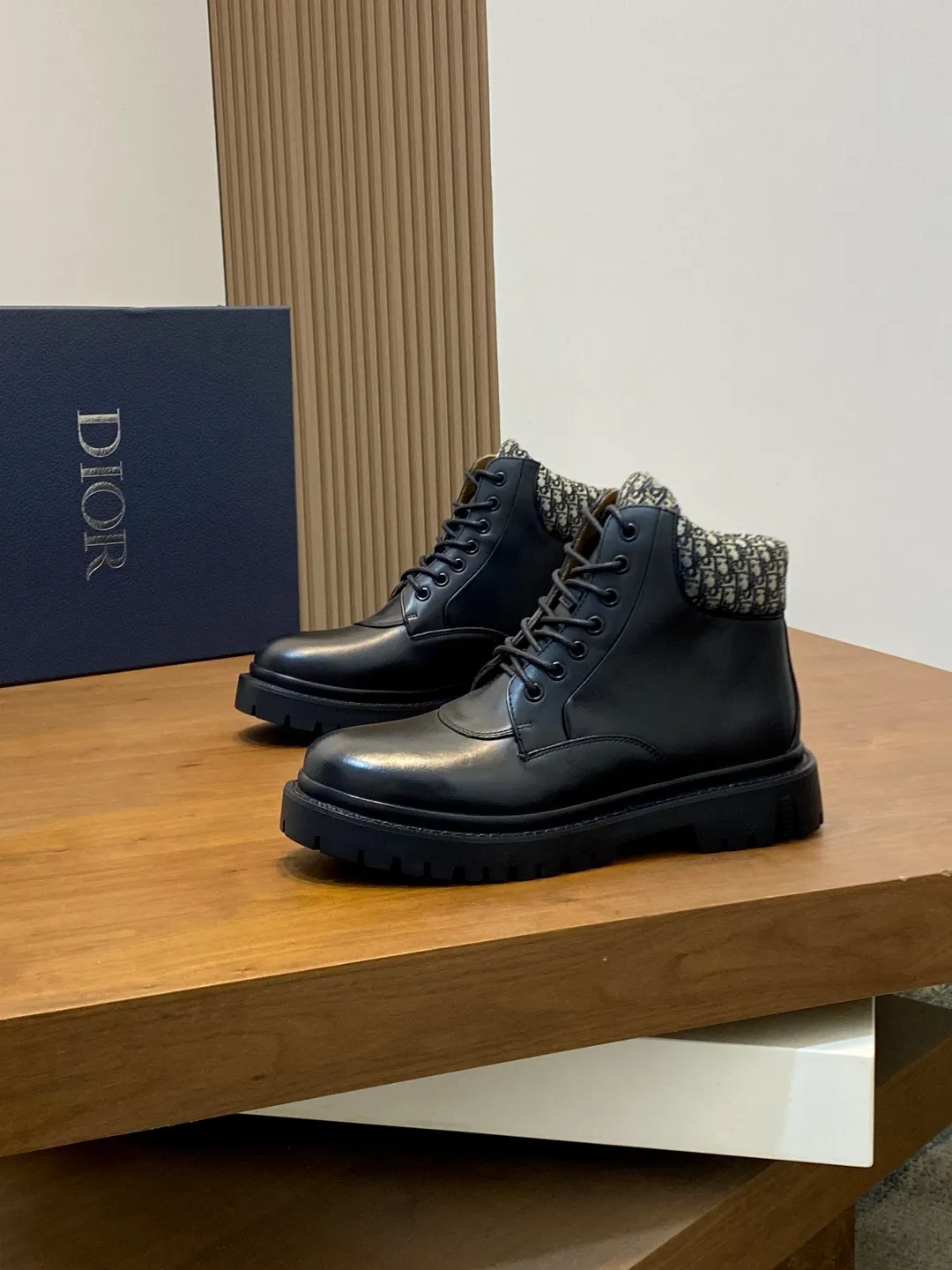 [DIOR] Top P: 900💰 Size: 39-44 (38.45. Can be customized) 2025ss Dior Dio* - autumn and winter luxury men's mid-top short boots, purely handmade, both inside and outside are imported first-layer cowhide, high-end quality and exquisite craftsmanship. Original TPU combination outsole. Wear a noble gentleman's taste. The best last type has been carefully debugged. Comfortable.